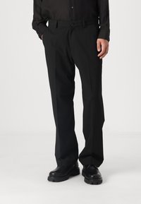 Schwarze Hosen aus glattem Stoff, mit geradem Bein design, vorderen Falten und einem Knopfverschluss an der Taille.