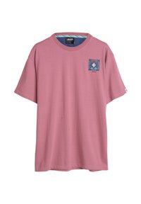 Lichtroze, kortlopende t-shirt van katoen. Heeft een kleurrijke grafische patch op de borst en een geribbelde halslijn.