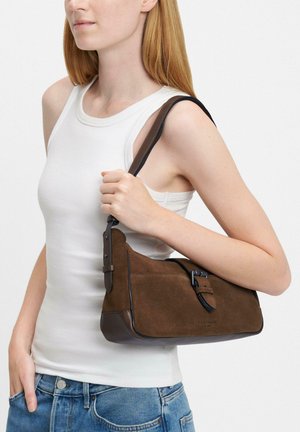 Borsa a spalla in suede marrone con base in pelle liscia. Presenta una tracolla regolabile e un pattina frontale con un dettaglio in metallo.