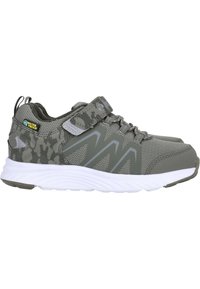 Baskets de sport grises avec un design camouflage, tige en mesh texturé, sangle réglable et semelle en caoutchouc blanche. Étiquette d'imperméabilité visible.