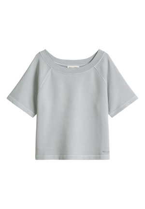 Jasnoszara bluza z krótkim rękawem, z szerokim, okrągłym dekoltem i raglanowymi szwami, z subtelnym logo na dolnym, prawym brzegu.