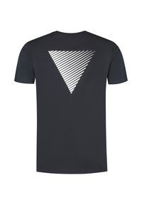 Zwarte t-shirt met korte mouwen met een grote witte naar beneden wijzende driehoek van diagonale lijnen op de achterkant.