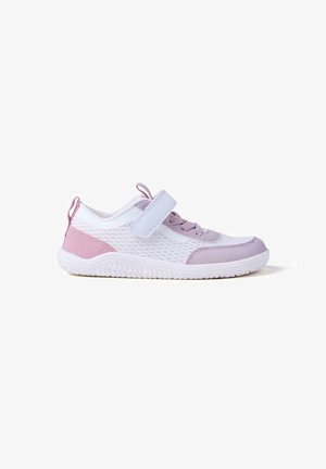 Zapatilla deportiva blanca y lila claro con paneles de malla, detalles de ante, cordones delanteros y tira de velcro. Suela exterior de goma flexible.