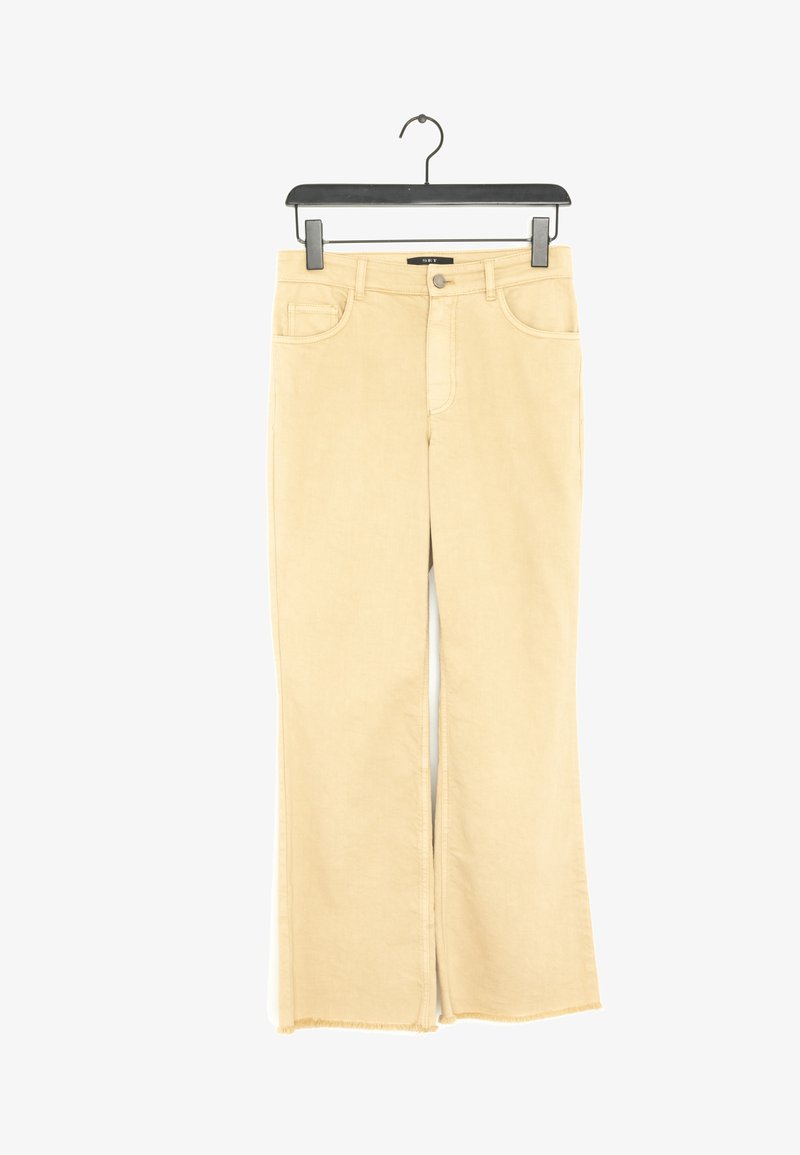 Jeans beige a zampa d'elefante in cotone. Presentano tasche frontali, chiusura con zip e orlo sfilacciato. Texture liscia con una finitura leggermente sfumata.