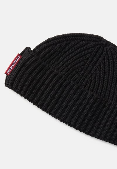 Gorro de malha preto com textura canelada. Apresenta um pequeno rótulo vermelho com a inscrição "DSQUARED2" na lateral. Tope arredondado, design elástico.