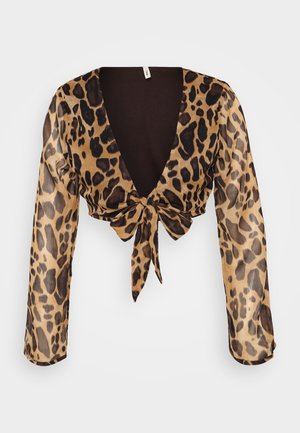 Top curto em estampado de leopardo, feito de um tecido leve e transparente. Apresenta mangas longas, decote em V profundo e frente atada. Esquema de cores em tons castanho e bege.