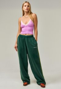 iets frans... HARRI WIDE LEG JOGGER UNISEX - Treniņtērpa apakšdaļas - forest green
