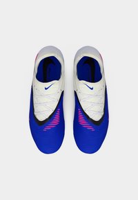 Μπλε αθλητικά παπούτσια με λευκές και ροζ λεπτομέρειες. Διαθέτουν υφασμένη επιφάνεια, σχέδιο με κορδόνια και μαύρη διακριτική λεπτομέρεια γύρω από τη μύτη.