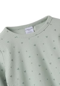 Vaaleanvihreä ribattua kangasta oleva lasten paita, jossa on pieniä hajallaan olevia sydänprinttejä ja pyöreä kaula-aukko, koko 116, 5-6-vuotiaille.