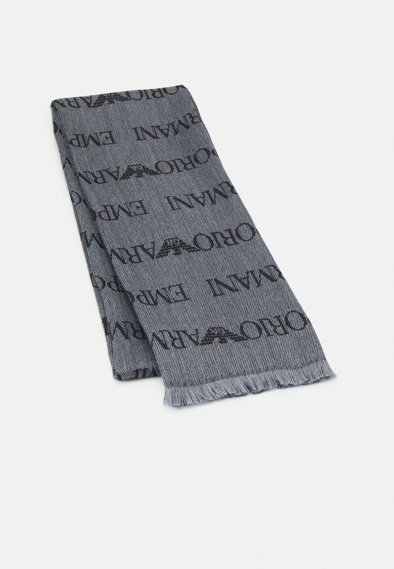 Grå vævet tørklæde med et gentagende sort logo-mønster, afsluttet med frynser for tekstur og detaljer.
