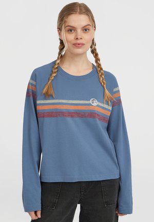 Blauwe longsleeve sweatshirt met een ronde halslijn, voorzien van horizontale strepen in rood, oranje en olijfgroen, plus een logo patch.
