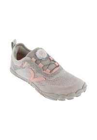 Scarpa da ginnastica grigio chiaro con accenti rosa, tomaia in mesh traspirante e sistema di allacciatura a manopola su sfondo bianco.