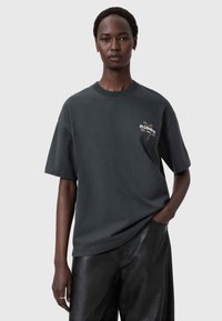 Tummanharmaa puuvillainen t-paita, jossa rento istuvuus ja pyöreä pääntie. Rintaosassa hillitty kukkakuvioinen "ALLSAINTS"- kirjailu. Kestävä pinta.