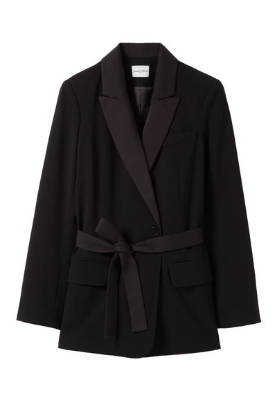 Blazer nero con design sartoriale, revers a punta, bottone frontale e cintura annodata. Presenta due tasche frontali e una texture liscia.
