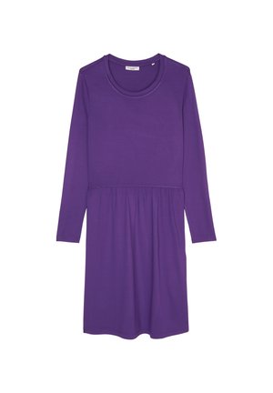 Vestido morado de manga larga con escote redondo, cintura ajustada y tejido suave, que presenta una falda en línea A que fluye.
