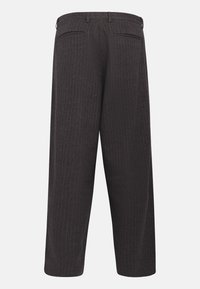 Tumed hallid pliiatsiribadega püksid, lõdva lõikega, kahe tagatasku ja siledast kangast tekstuuriga.