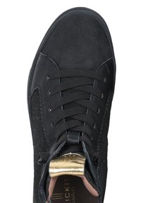 Schwarze Sneaker aus einer Kombination von glattem Leder und Veloursleder, mit schwarzen Schnürsenkeln und einem goldenen Akzent auf der Zunge.