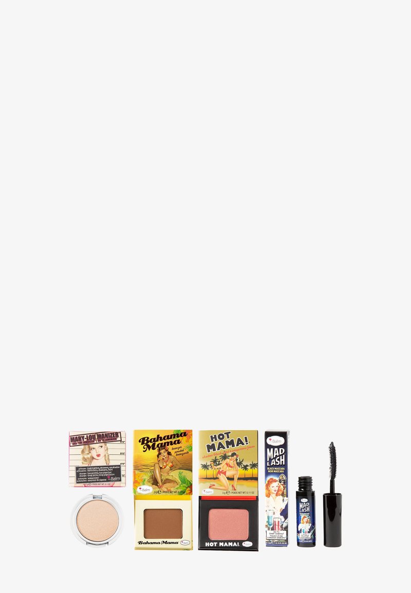 Ensemble de maquillage comprenant un enlumineur compact, deux blushs dans des emballages jaune et rose, et un tube de mascara noir avec une brosse texturée.