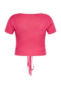 Růžový žebrovaný top s krátkými rukávy a zkráceným střihem, s detailem vázání na zadní straně. Měkká textura a slim fit.