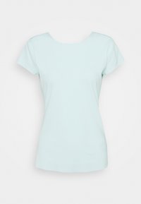 Top de manga corta azul claro hecho de suave algodón, con escote redondeado y corte recto. Textura lisa sin patrones ni acentos.