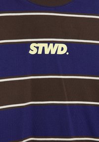 Tissu rayé avec de larges bandes horizontales marron et bleues séparées par de fines lignes blanches, comportant un texte jaune vif "STWD." au centre.