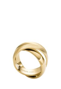 Bague en ton or avec un design torsadé présentant un motif texturé et gravé. Fabriquée en acier inoxydable. Bande intérieure lisse avec une marque.