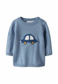 Pull pour bébé à manches longues bleu clair avec un motif de voiture bleue texturée et des roues en boutons en bois, doté de deux boutons aux épaules.