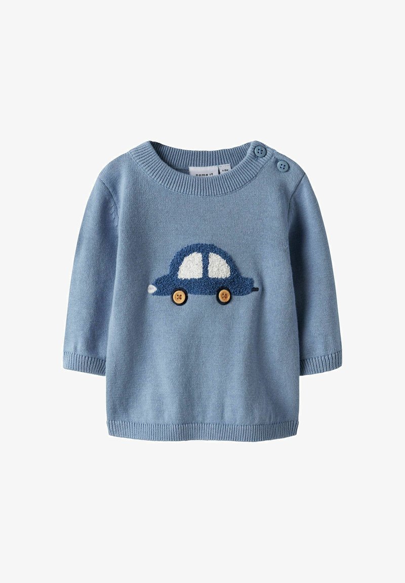 Pull pour bébé à manches longues bleu clair avec un motif de voiture bleue texturée et des roues en boutons en bois, doté de deux boutons aux épaules.