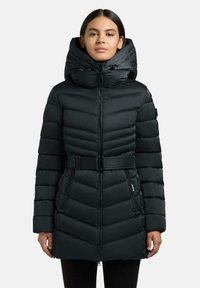 Sort termokåbe med høj krave og hætte, der har en bælte i taljen, chevron quilted design og lynlåslommer på siden.