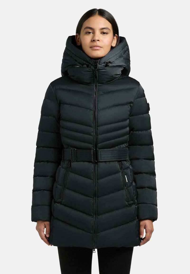 Sort termokåbe med høj krave og hætte, der har en bælte i taljen, chevron quilted design og lynlåslommer på siden.