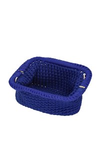 Téglalap alakú szövött kosár vastag, élénk kék szövetből, ezüst fém kiegészítőkkel és nyitott tetejű kialakítással.