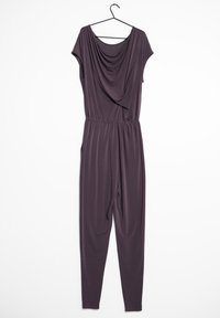 Mono morado oscuro con escote drapeado, mangas cortas, cintura elástica y bolsillos laterales; textura suave, colgado de un gancho negro.