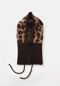 Smeđa pletena kapa s gornjim dijelom u uzorku leoparda, koja ima šnalu i teksturirani srednji dio. Meki, topli materijal.