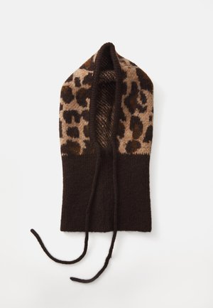 Braune Strickmütze mit einem oberen Abschnitt im Leopardenmuster, ausgestattet mit einem Kordelzug und einem strukturierten Mittelteil. Weiches, warmes Material.