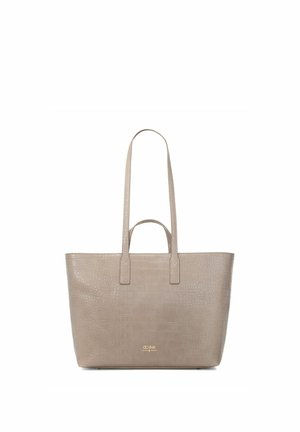 Brązowa torba typu tote ze skóry o wzorze krokodyla, z długimi i krótkimi uchwytami, złotym logo i prostokątnym, usztywnionym kształtem.