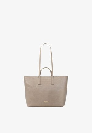 Brązowa torba typu tote ze skóry o wzorze krokodyla, z długimi i krótkimi uchwytami, złotym logo i prostokątnym, usztywnionym kształtem.