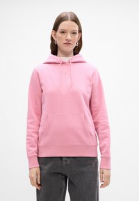 Sudadera de algodón rosa con un bolsillo frontal, capucha con cordón y puños y dobladillo acanalados. Presenta un pequeño logo en el pecho.