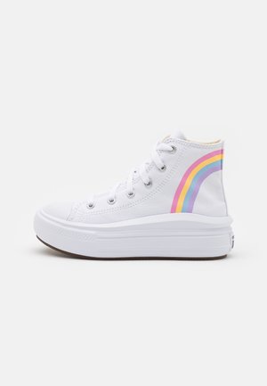 Hvid højtop sneaker med tyk sål og regnbuestriber på siden i pink, orange, gul og lilla, fotograferet mod en ensfarvet baggrund.