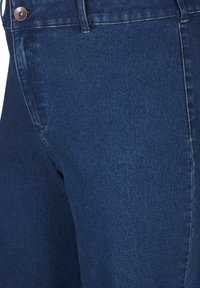Zizzi FLASH MIT WEITER - Straight leg jeans - blue denim