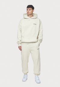Pegador LOGO OVERSIZED  - Jersey con capucha - washed salty cream
