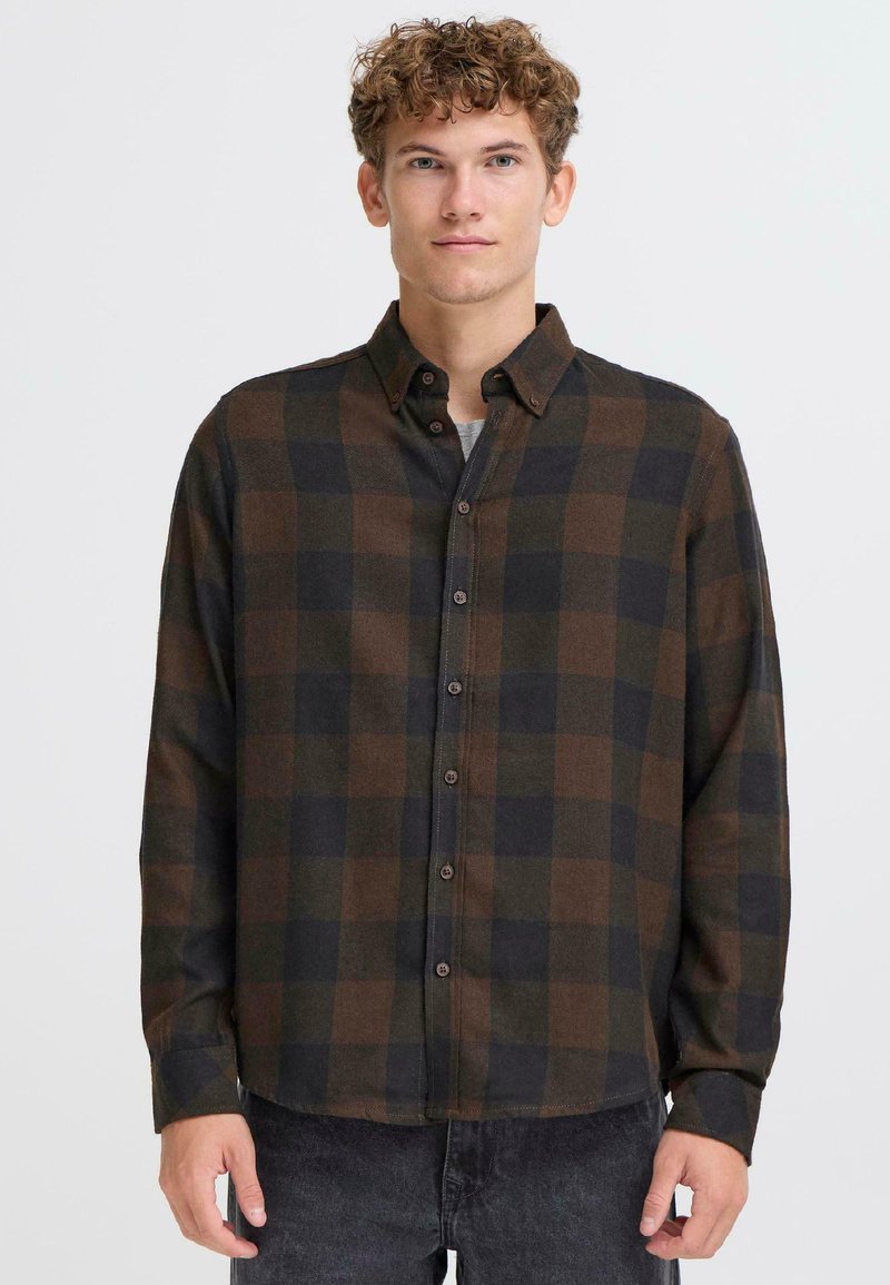 Camisa a cuadros marrón y negra, diseño de botones, de manga larga, hecha de material de franela, con un dobladillo curvado y cierre de botones.