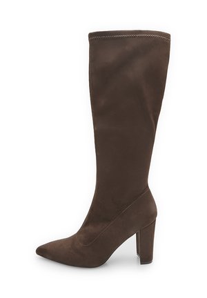 Bota de ante marrón hasta la rodilla con punta afilada y tacón cuadrado. Presenta detalles de costura y una textura suave sin adornos.