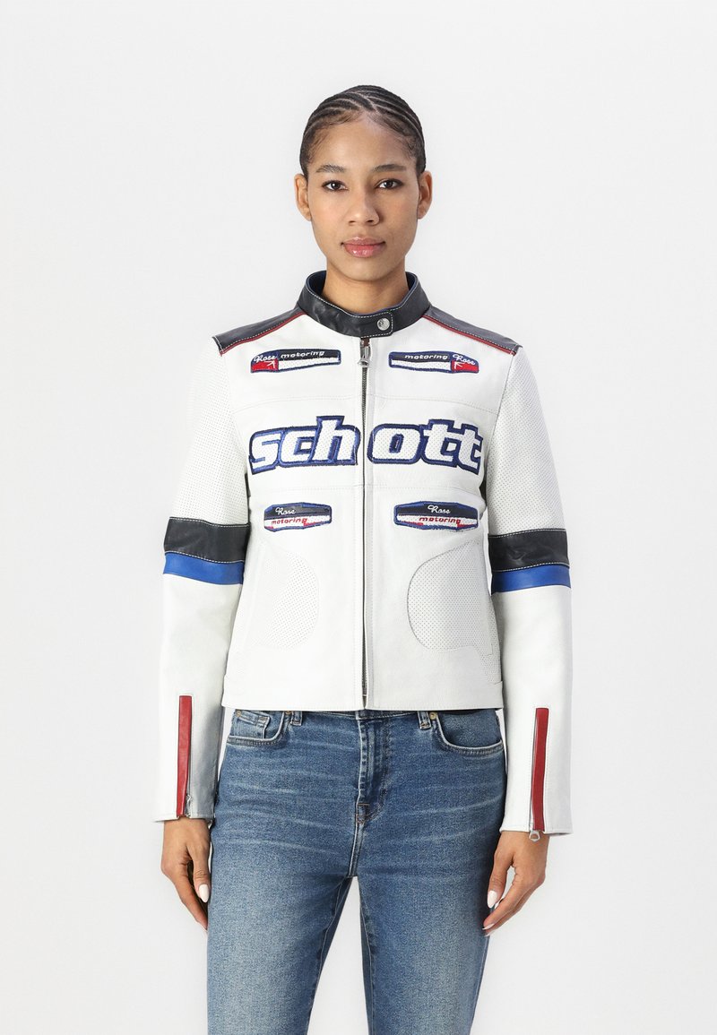 Casaco de motociclista em couro branco com detalhes em azul e vermelho e fecho de correr. Apresenta logótipos e um design perfurado para ventilação.