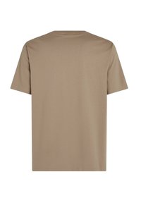 Camiseta de manga corta, color beige sólido, con cuello redondo, hecha de una suave mezcla de algodón, con una parte posterior lisa sin gráficos ni estampados.