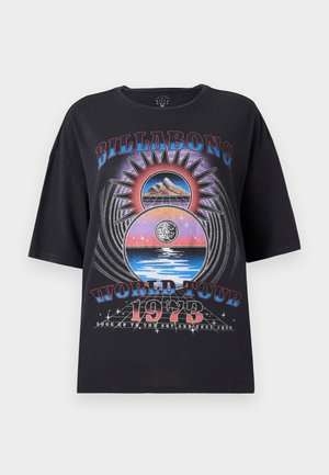 Črna oversized majica s poudarjenim grafičnim dizajnom, ki vključuje gore, sonce in vodne elemente. Besedilo vsebuje "Billabong World Tour 1973."