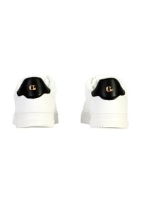Hvide sneakers med en sort læderhælkant og en gylden logo detalje. Glat tekstur og minimalistisk design med en gummisål.