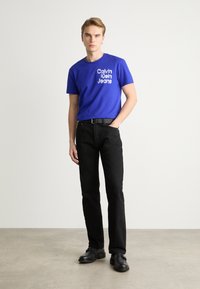 Calvin Klein Jeans STACKED EUPHORIC LOGO TEE - Camiseta estampada - sapphire blue