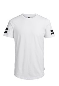 Camiseta de algodón blanca con cuello redondo, que presenta dos rayas horizontales negras en la manga izquierda. Textura suave, corte regular.