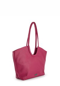 Sac fourre-tout en cuir rose avec une surface texturée, une ouverture arrondie sur le dessus et deux longues poignées. Présente une petite étiquette logo métallique à l'avant.