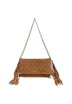 Pochette en daim marron avec des clous dorés, des franges sur les côtés, un détail de fermeture éclair et une bandoulière chaîne dorée.
